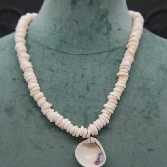 Set of 2 Seashell Necklaces - Ready for that Cruise or Beach or Swimming Pool? - Picture 4 of 5